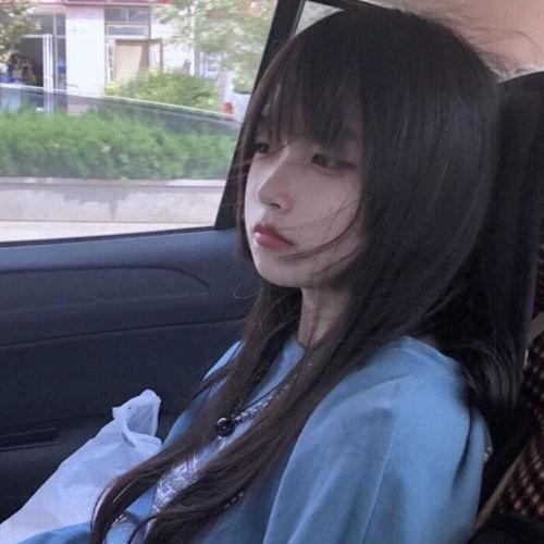 女生熬夜娱乐吃瓜酱