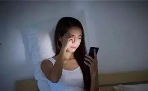 女生熬夜娱乐吃瓜酱